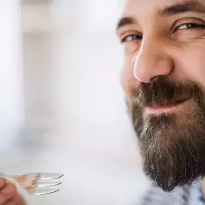 Studie bestätigt: Diese Art zu kauen führt bei vielen zu Übergewicht