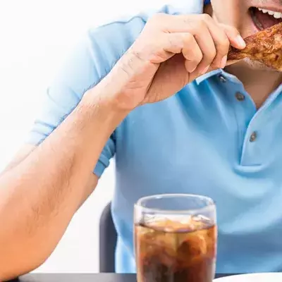 Viel essen, aber trotzdem nicht zunehmen? Bei manchen Menschen geht das.