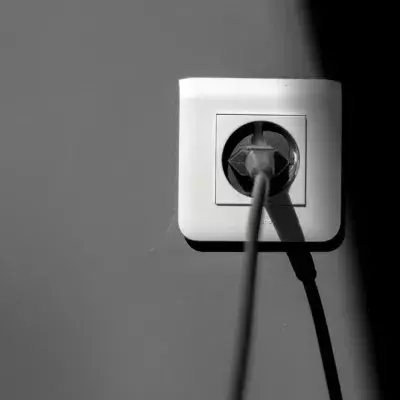 Wer Geld sparen will, sollte Ladekabel immer aus der Steckdose nehmen