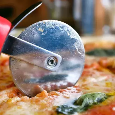 Zwei Mathematiker entwickeln eine Methode, wie du deine Pizza perfekt schneiden kannst. 