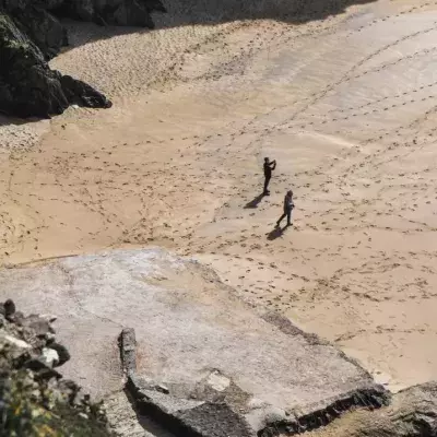 Zwei Menschen am Strand