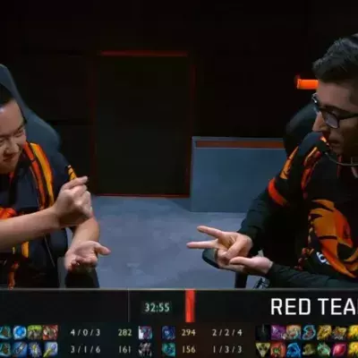 League of Legends: Zwei Gamer spielen Schere-Stein-Papier während der LCS NA