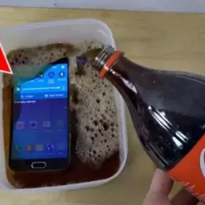 Er taucht sein Samsung-Smartphone zwei Minuten lang in Coca-Cola.
