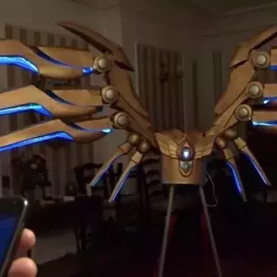 League of Legends: Er steuert ein Cosplay von Kayle per Smartphone