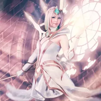League of Legends: Die Cosplays von Lux der Elemente