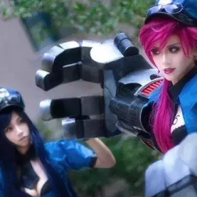 League of Legends: Die schönsten Cosplays der Polizistinnen Vi und Caitlyn