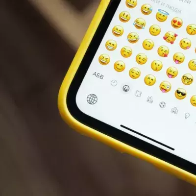Ein Smartphone mit diversen Emojis