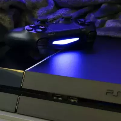 Mann schockiert über Dreckansammlung in seiner PS4