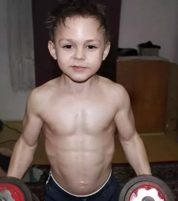 1. Giuliano Stroe, der Älteste von den rumänischen stärksten Kindern der Welt. Sein spektakulärster Rekord ist 31 Liegestützen als menschliche Flagge in 1:30 Minuten