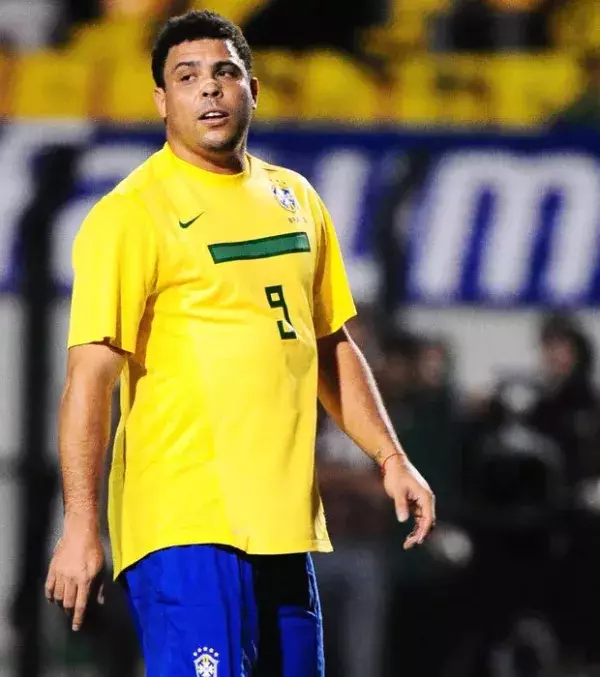 1. Ronaldo: Die Nr. 1! Auch wenn Ronaldo oft Probleme mit seinem Gewicht hatte, bleibt er ein einmaliger Zauberer.  Wenn man sein Niveau erreich, kann man sich das leisten.