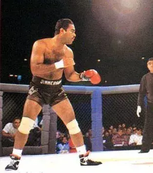 10. Art Jimmerson war ein guter Boxer. Sein erster MMA-Kampf  war gegen Royce Gracie. Er hat schon nach wenigen Minuten verloren und beendete danach seine Karriere