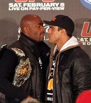 11. Anderson Silva vs. Vitor Belfort 2: Jeder erinnert sich an den großartigen siegreichen High Kick von Silva gegen Belfort. Heute würde das Ergebnis bei dem Rückkampfes zwischen den beiden Athleten, die viel hinter sich haben, sicher anders aussehen