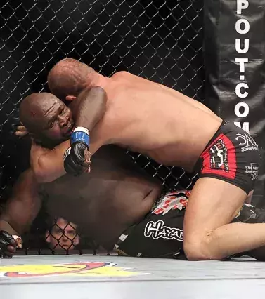 11. James Toney ist ein ehemaliger Box-Weltmeister und hat 76 Siege und nur 10 Niederlagen auf seinem Konto. Er verlor bei der MMA seinen ersten Kampf gegen Randy Couture und beendete kurz darauf seine Karriere