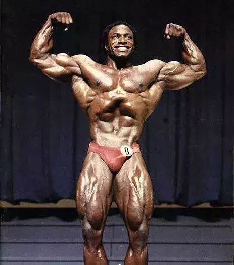 12. Lee Haney: Er hält den Rekord mit den meisten Mr Olympia-Titeln. Es sind ganze acht Stück!