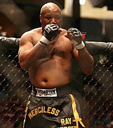 12. Ray Mercer ist ein ehemaliger Profi-Boxer mit einem beeindruckenden Rekord von 36 Siegen und nur 7 Niederlagen. Trotz seinem ersten erfolgreichen MMA-Kampf, sah sein weiterer Karriereverlauf nicht sehr rosig aus