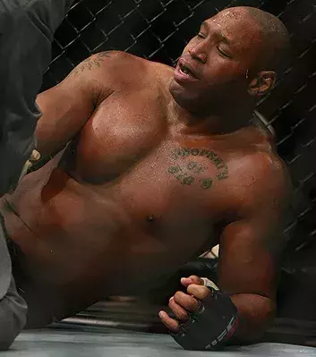 13. Marcus Jones ist ehemaliger amerikanischer Profi-Footballspieler und hat für Tampa Bay Buccaneers gespielt. Er hatte keinen Erfolg in der MMA und erlebte harte Niederlagen