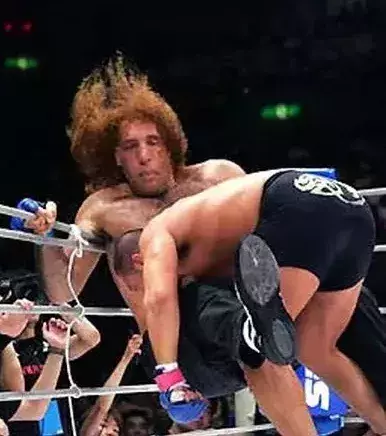 14. Giant Silva war ein professioneller Basketballspieler und Wrestler, bevor er MMA-Kämpfer wurde. Er hat nur 2 von 8 Kämpfen gewonnen