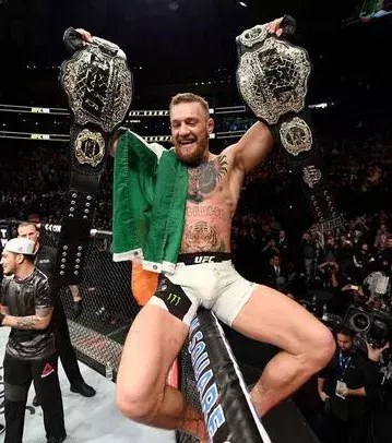 2. Conor McGregor ist Champion im Feder- und Leichtgewicht