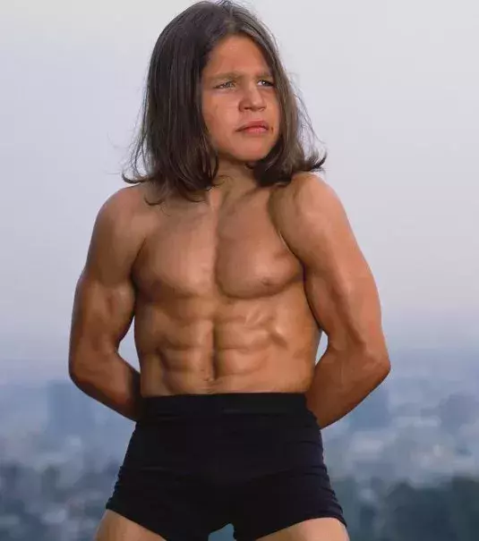 2. Richard Sandrak hat mit 2 Jahren Krafttraining angefangen. Mit 8 Jahren konnte er schon 80 Kilo hochheben. Wie das Training des ukrainischen Herkules aussieht? 600 Liegestütze und 300 Squats...