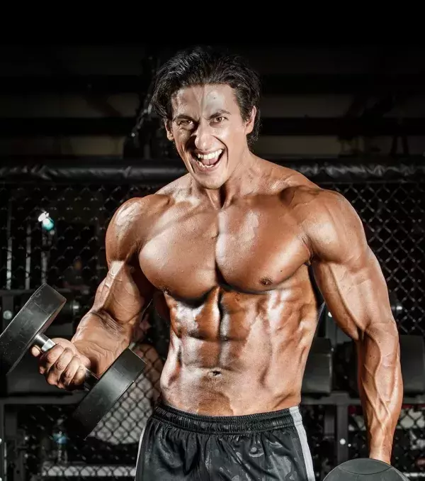 2. Sadik Hadzovic: amerikanischer Bodybuilder, der seit 2012 an 12 Weltmeisterschaften teilgenommen hat und nie schlechter als Platz 4 abgeschnitten hat.