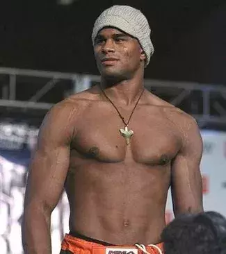 2002: Alistair Overeem vor seinem Kampf gegen den Franzosen Moise Rimbon, den er per Submission besiegt.