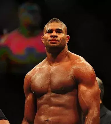 2015: Beim Main Event gegen Dos Santos gewinnt Overeem durch K. o. in der 2. Runde.