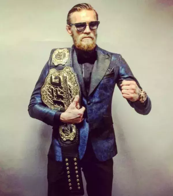 2015: Conor McGregor wird vorläufiger Weltmeister im Federgewicht durch KO gegen Chad Mendes. Er vereint anschließend die Gürtel indem er José Aldo in 13 Sekunden KO schlägt