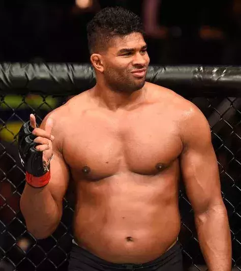 2017: Bei der großen Revanche zwischen den zwei Schwergewichtlern hat sich Overeem mit einem brutalen Knietritt gegen Mark Hunt durchgesetzt.