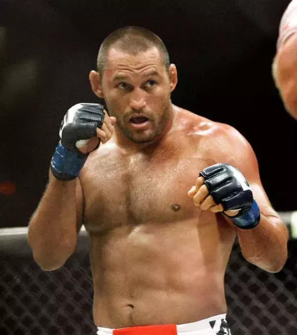 3. Dan 'Hendo' Henderson (32-14, 16 KO). Ehemaliger Pride und Strikeforce Champion, wird bei der UFC 204 um den Titel im Mittelgewicht kämpfen