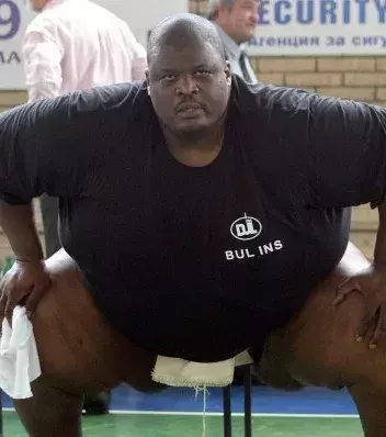 3. Manny Yarbrough ist ehemaliger Footballspieler und Wrestler. Er bekam dank seines imposanten Körperbaus einen Vertrag bei der MMA, aber gewann nur einen Kampf von 3