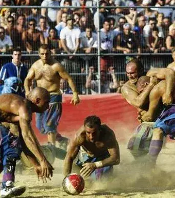 4. Calcio Storico: Diese antike Sportart wurde insbesondere in Florenz praktiziert. Es ist wie Fußball, nur ohne Regeln. Es gibt zwei Mannschaften mit 27 Spielern, die Tore schießen sollen. Dabei verteilen sie ihren Gegnern kräftige Ohrfeigen.