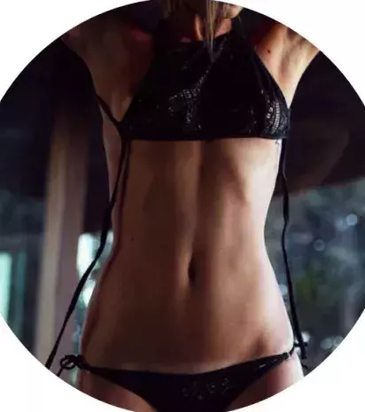 4.Der Trend besteht in einer Spalte auf dem Bauch, die von der Brust bis zum Nabel geht