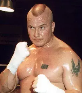 5. Tony Halme war finnischer Boxmeister und Wrestler. Er begann neben seiner MMA- auch eine Politikkarriere und gewann keinen seiner 4 Kämpfe