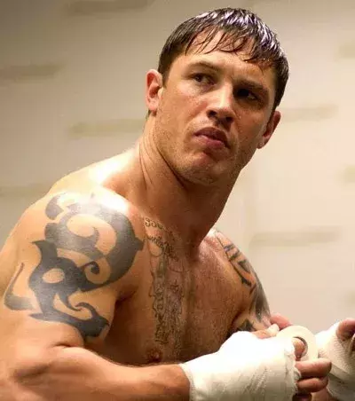5 Warrior: Einer der besten Filme über die MMA. Tom Hardy überzeugt mit seinen kräftigen Muskeln.