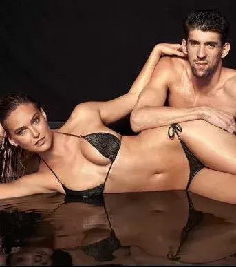 5.Michael Phelps, der die meisten Olympiamedaillen gewonnen hat, posierte mit dem Model Bar Rafaeli im Jahr 2012