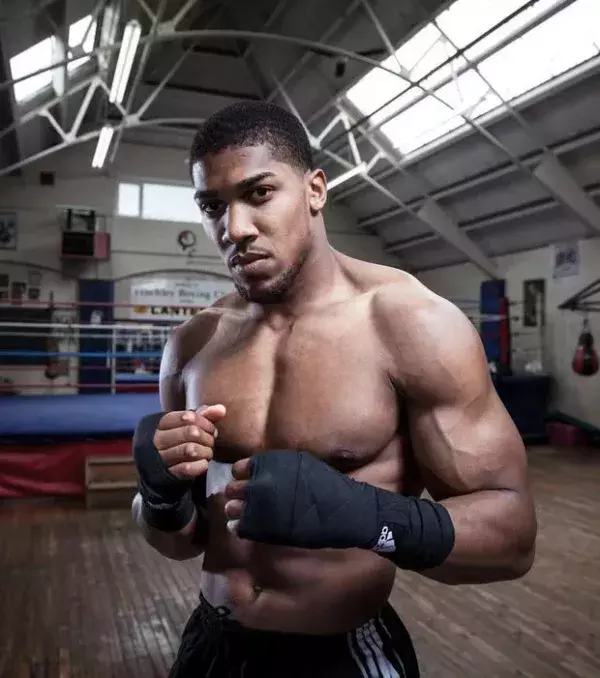6. Anthony Joshua - Olympiasieger in London für Großbritanien, IBF-Weltmeister im Schwergewicht ( 17-0, 17 KOs)