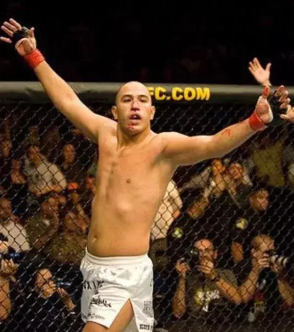 6. Brandon ‚The Truth‘ Vera (14-7, 9 KO) war bei der US Air Force