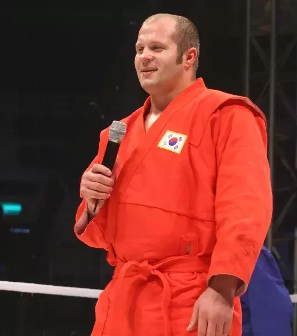6. Fedor Emelianenko war mehrere Male Sambo-Champion, eine russische Kampfsportart. Heute ist er ein unglaublicher Kämpfer
