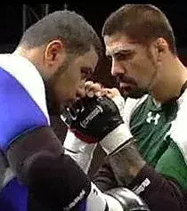 7. Brutal Arm Wrestling ist wie Armdrücken, außer dass der Kämpfer seine freie Hand und seine Beine zum Schlagen benutzt. Er ist mit dem linken Arm an den Gegner gebunden und soll möglichst viel zuschlagen!