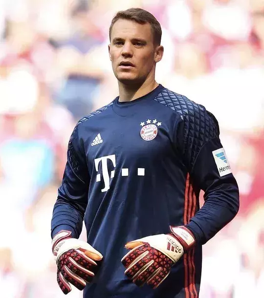 7 - Manuel Neuer (Bayern München): 35 Millionen Euro