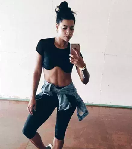 7.Model und DJane Hannah Bronfman scheint stolz auf ihr Ab Crack zu sein
