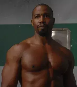 9 Blood and Bone: Michael Jai White stellte seinen durchtrainierten Körper hier in Straßenkämpfen unter Beweis.