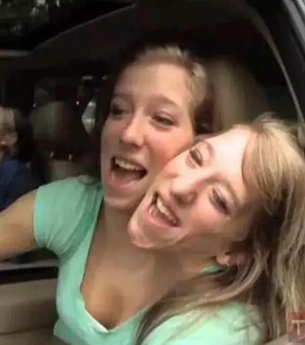 Abby und Brittany Hensel: Sie sind auf die Universität in Bethel gegangen und haben 2012 ihren Abschluss gemacht