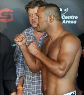 Aber er wechselte bereits ins Schwergewicht, um gegen die Legende Fedor Emelianenko zu kämpfen (und ihn zu besiegen)