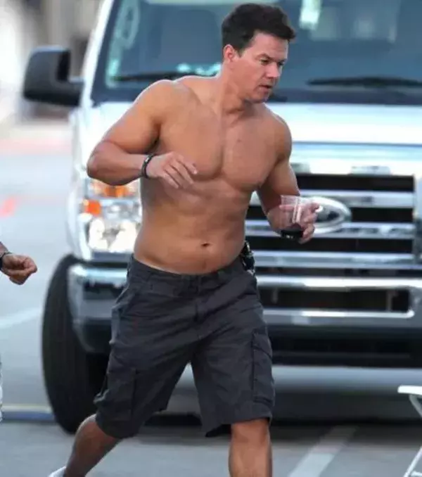 Aber Marc Wahlberg kann auch sehr  muskulös sein. Wie für den Film "No pain, no gain" für den er 10 Kilo zunehmen musste. Er nahm 10 Mahlzeiten zu sich.