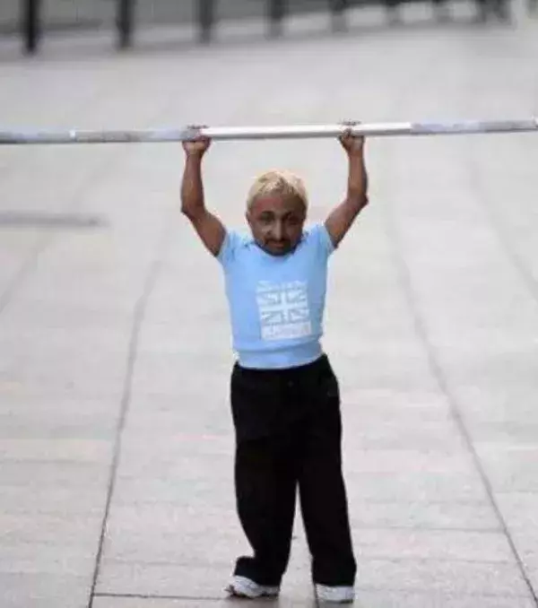 Aditya Dev - War der kleinste Gewichtheber der Welt. Er war 84cm groß und wog 10 Kilo. Trotzdem hat er es geschafft 1,5kg zu heben, was für seine Körpergröße enorm ist.