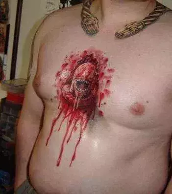 Alien Tattoo auf der Brust eines Mannes