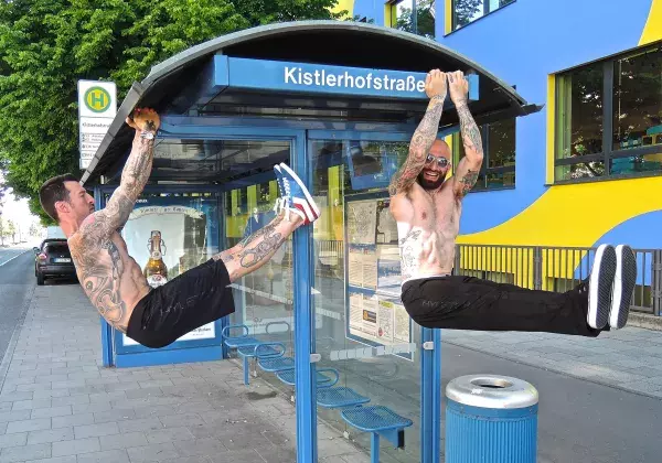 All die coolen Moves oder Übungen würdest du auch gerne können? Al und Danny Kavadlo helfen dir weiter! (c) Dragon Door Publications