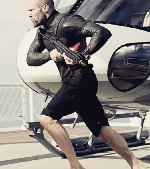Als wäre es das Normalste auf der Welt, mit einer Waffe in der Hand neben einem Helikopter zu rennen...