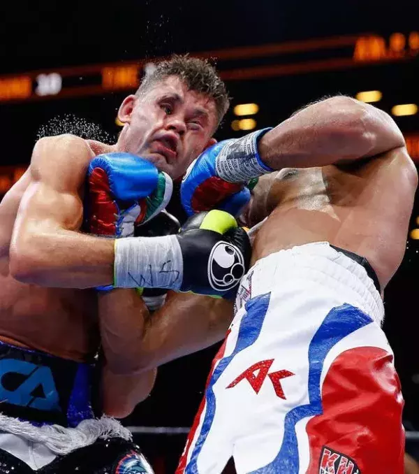 Amir Khan macht aus Chris Algieri eine kleine Schönheit